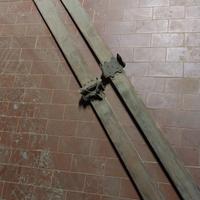 sci  in legno e pattini da ghiaccio d'epoca