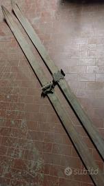 sci  in legno e pattini da ghiaccio d'epoca