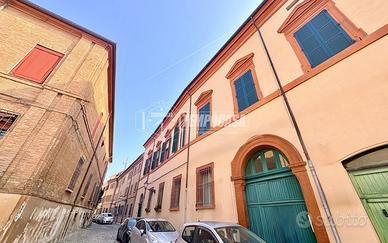 QUADRILOCALE SIGNORILE CON BOX CENTRO STORICO
