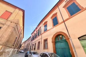 QUADRILOCALE SIGNORILE CON BOX CENTRO STORICO