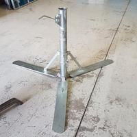 Tripiede per ombrellone antivento