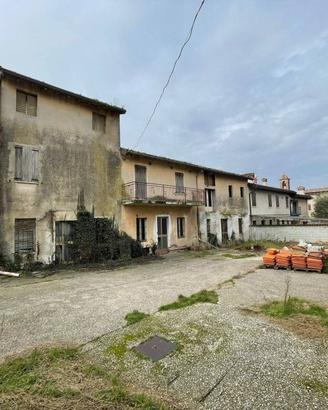 Rustico / Casale di 700 m² con più di 5 locali e b