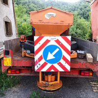 Macchina operatrice spargisale targa gialla