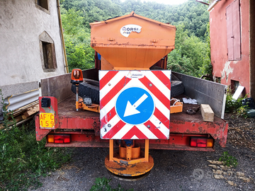 Macchina operatrice spargisale targa gialla