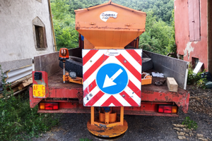 Macchina operatrice spargisale targa gialla