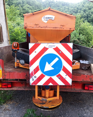 Macchina operatrice spargisale targa gialla