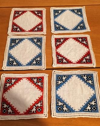 Set di 6 centrini/sottobicchieri ricamati a mano