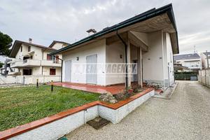 PORZIONE DI CASA INDIPENDENTE CON AMPIO GIARDINO E