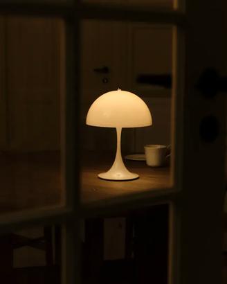 Lampada Louis Poulsen Panthella 250da tavolo