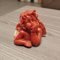 Angelo con corallo rosso