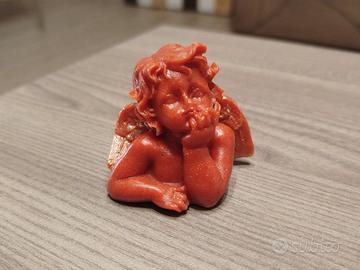 Angelo con corallo rosso