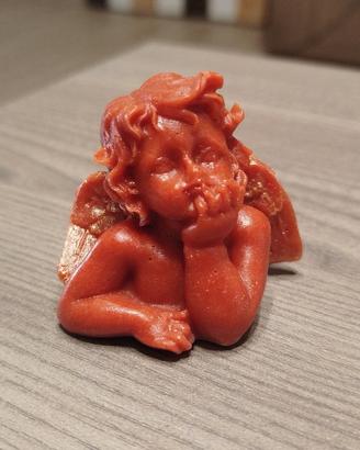 Angelo con corallo rosso