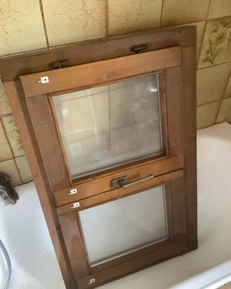 Finestra orizzontale in legno con doppio vetro