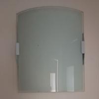 lampada da parete con vetro curvo satinato