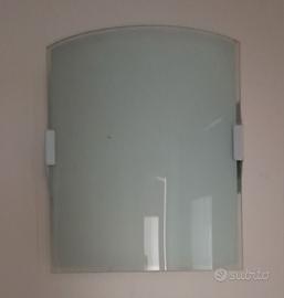 lampada da parete con vetro curvo satinato