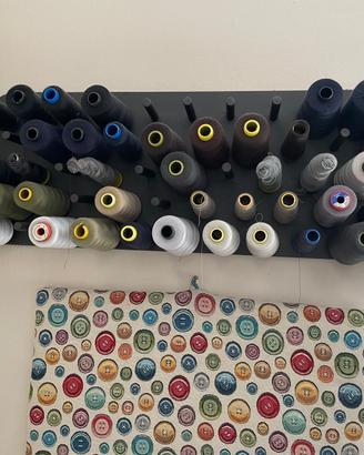 Porta rocchetti da parete+ pannello porta aghi