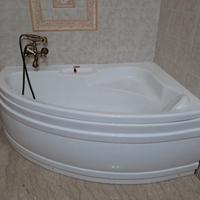 Vasca da bagno ad angolo, rubinetteria compresa