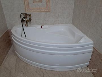 Vasca da bagno ad angolo, rubinetteria compresa