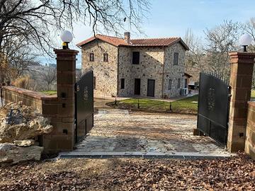 Casale in pietra con ingresso esclusivo e terreno