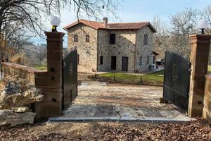 Casale in pietra con ingresso esclusivo e terreno