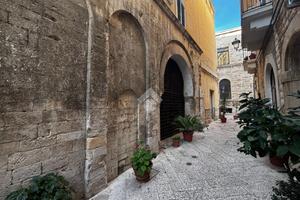 4 LOCALI A BARI