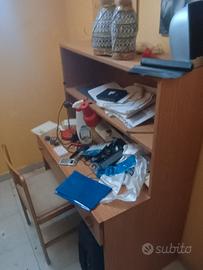 scrivania con sedia