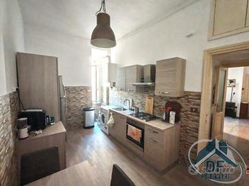 Cucina moderna completa con mobili pronta all’uso