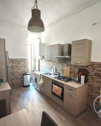 Cucina moderna completa con mobili pronta all’uso