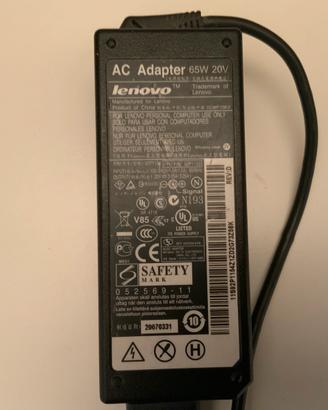 un alimentatore AC Lenovo da 65W 20V