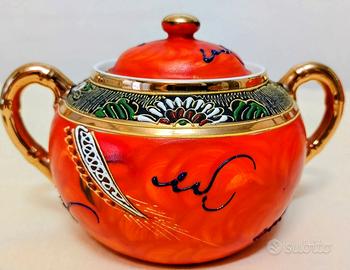 Servizio di tazze da tè  porcellana fine decorate.