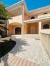 villa-su-due-livelli-con-ampio-giardino
