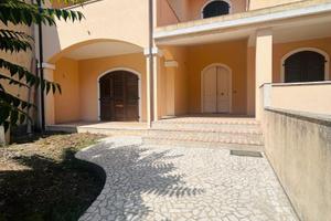 Villa su due livelli con ampio giardino