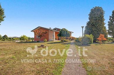 Villa di 200 m² con più di 5 locali e box auto a Q