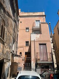 Casa in centro a bronte più garage