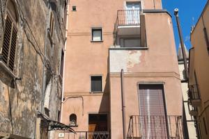 Casa in centro a bronte più garage