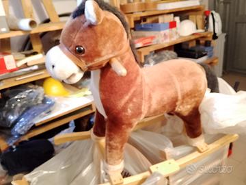 Cavallino a dondolo in legno con effetti sonori