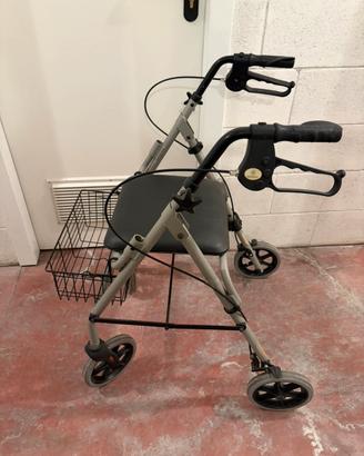 Deambulatore rollator pieghevole con seduta