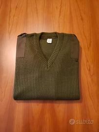 MAGLIONE CON SCOLLO A "V" STILE MILITARE