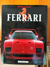 Telefono, penna e libro Ferrari