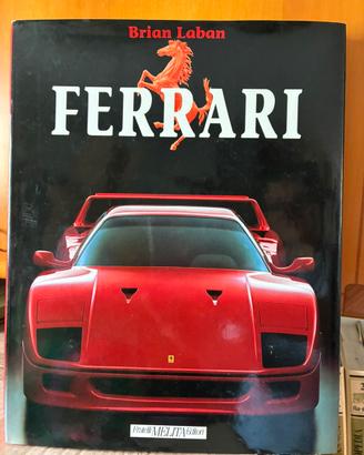 Telefono, penna e libro Ferrari