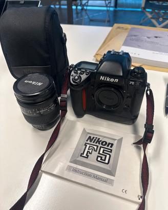 Nikon F5 + Nikkor 28-200mm Analogica professionale