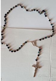 Rosario con grani sfaccettati simili a pietre dure