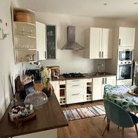 Cucina con elettrodomestici