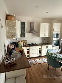 Cucina con elettrodomestici