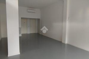 NEGOZIO A GARBAGNATE MILANESE