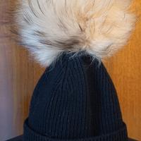 Cappello con PON pon beige e nero