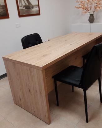 Scrivania con cassettiera e scaffali