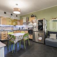 Ampio quadrivano con posto auto coperto