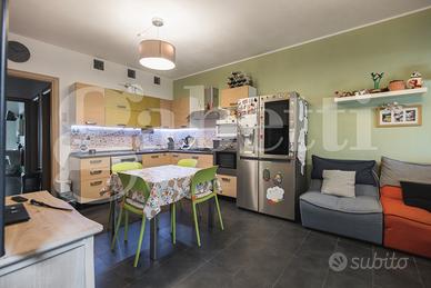 Ampio quadrivano con posto auto coperto