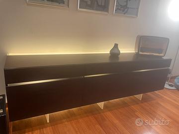 Madia di design con illuminazione integrata